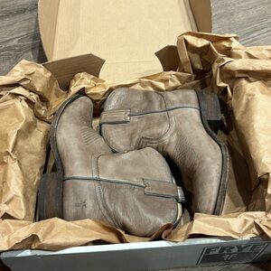 Frye Billy short cowboy boots